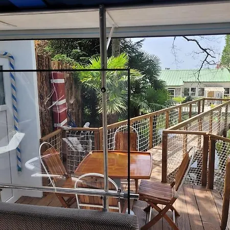 Bateau Sur Terre Pres Du Bassin