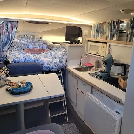 船屋 Bateau Sur Terre Pres Du Bassin