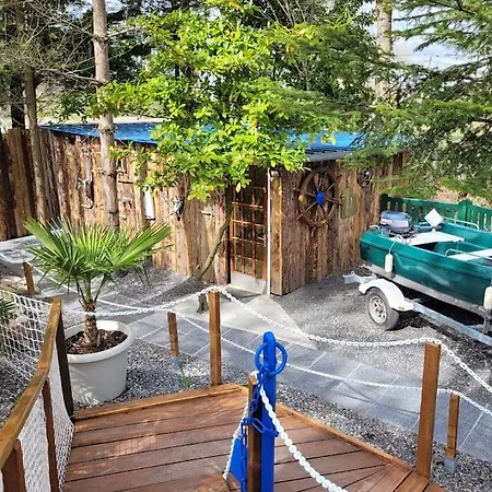 Bateau Sur Terre Pres Du Bassin 船屋 *