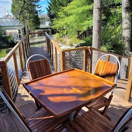 Bateau Sur Terre Pres Du Bassin * 卡普维尔