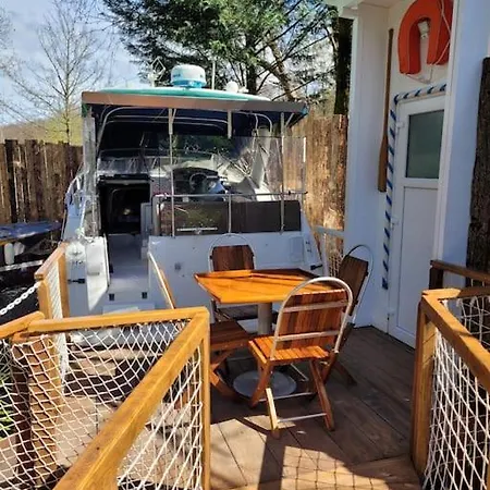 船屋 Bateau Sur Terre Pres Du Bassin