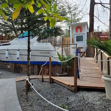 Bateau Sur Terre Pres Du Bassin *