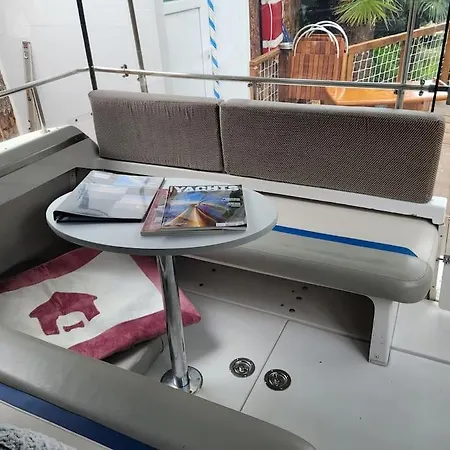 Úszó hotel Bateau Sur Terre Pres Du Bassin