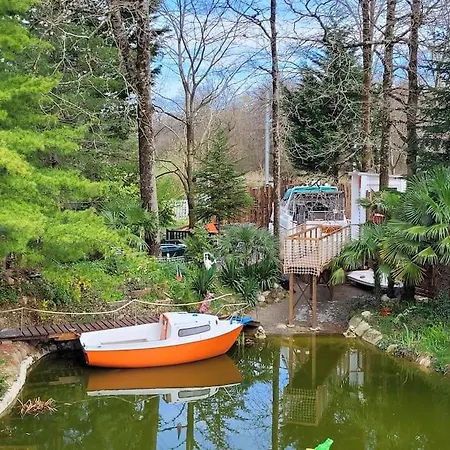 船屋 Bateau Sur Terre Pres Du Bassin