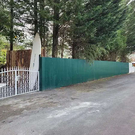 船屋 Bateau Sur Terre Pres Du Bassin