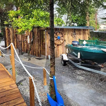 Bateau Sur Terre Pres Du Bassin 船屋 *