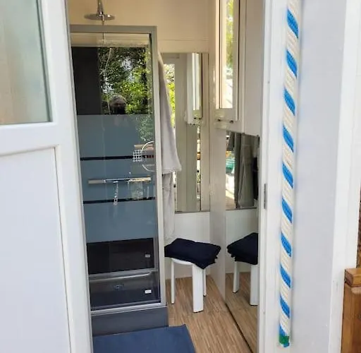 Bateau Sur Terre Pres Du Bassin 卡普维尔