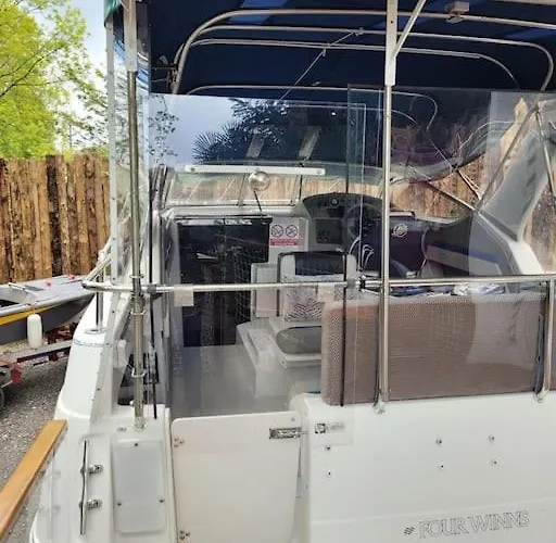 Bateau Sur Terre Pres Du Bassin 船屋 卡普维尔