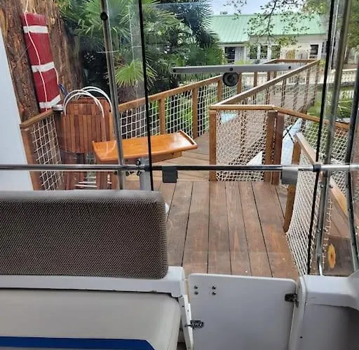 Bateau Sur Terre Pres Du Bassin * 卡普维尔