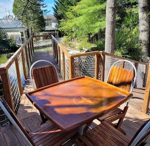 Bateau Sur Terre Pres Du Bassin * 卡普维尔