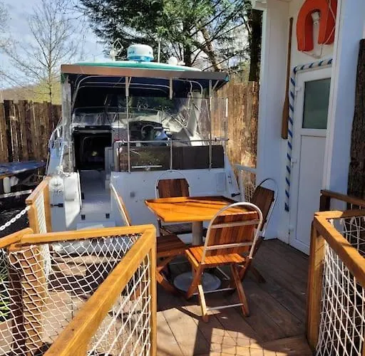 船屋 Bateau Sur Terre Pres Du Bassin