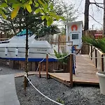 Bateau Sur Terre Près Du Bassin *