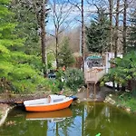 Botel Bateau Sur Terre Près Du Bassin