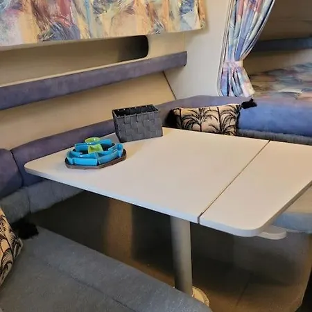 Bateau Sur Terre Pres Du Bassin Botel *