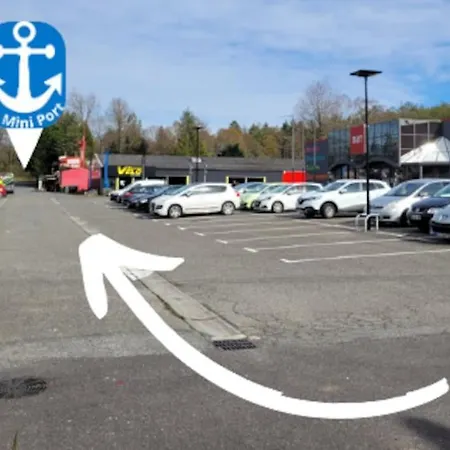 Bateau Sur Terre Pres Du Bassin * Capvern