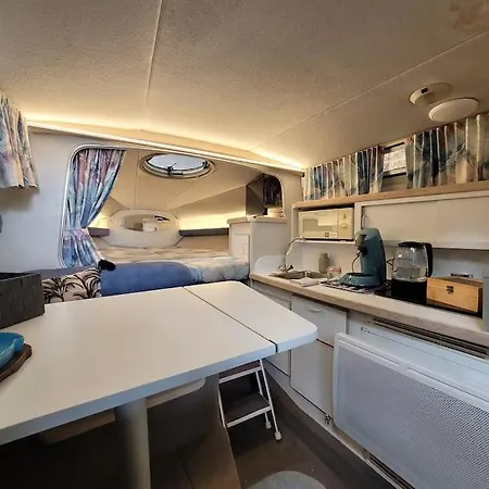 Bateau Sur Terre Pres Du Bassin Botel Capvern