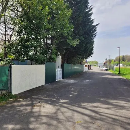 Bateau Sur Terre Pres Du Bassin Capvern