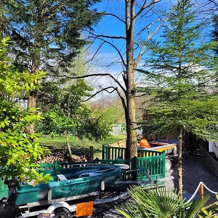 Bateau Sur Terre Pres Du Bassin Botel Capvern