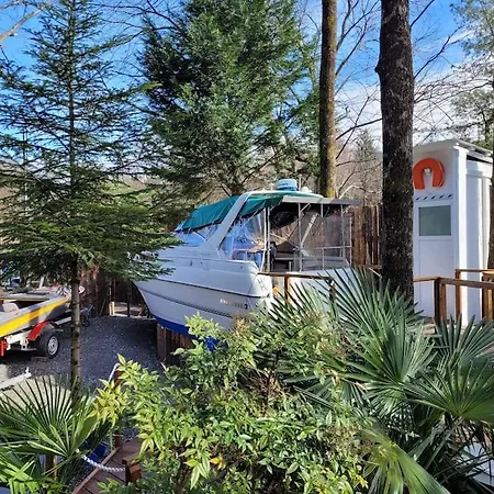 Botel Bateau Sur Terre Pres Du Bassin *