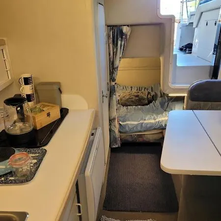 Bateau Sur Terre Pres Du Bassin