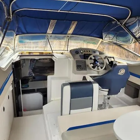 Botel Bateau Sur Terre Pres Du Bassin Capvern