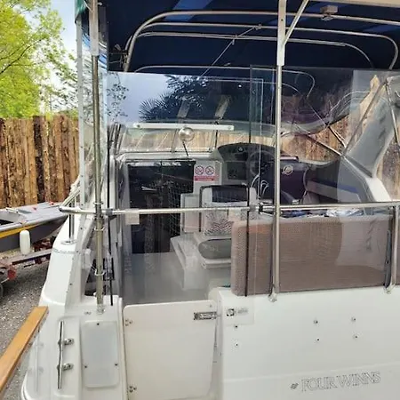 Bateau Sur Terre Pres Du Bassin Botel Capvern