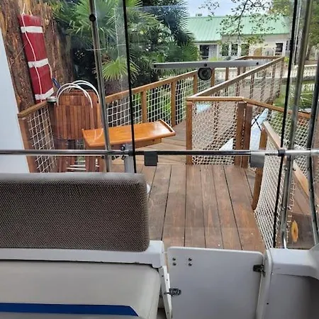Bateau Sur Terre Pres Du Bassin * Capvern