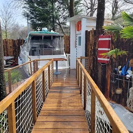 Botel Bateau Sur Terre Pres Du Bassin Capvern