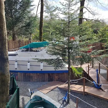 Bateau Sur Terre Pres Du Bassin Capvern