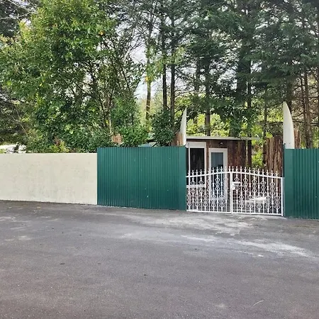 Botel Bateau Sur Terre Pres Du Bassin