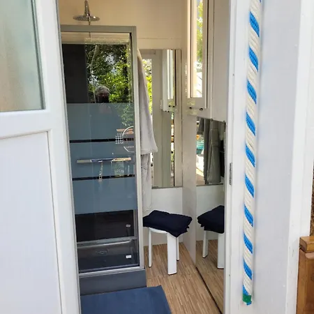 Bateau Sur Terre Pres Du Bassin * Capvern