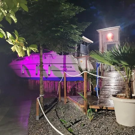 Bateau Sur Terre Pres Du Bassin