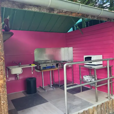 Bateau Sur Terre Pres Du Bassin Botel