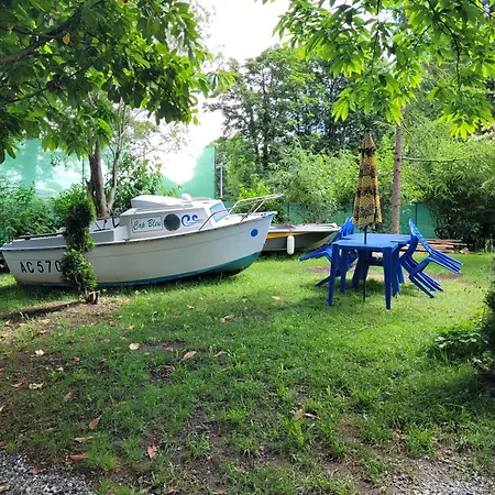 Botel Bateau Sur Terre Pres Du Bassin *