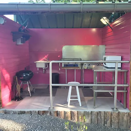 Bateau Sur Terre Pres Du Bassin Botel *