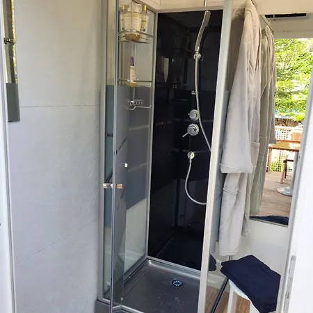 Bateau Sur Terre Pres Du Bassin *