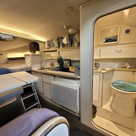 Botel Bateau Sur Terre Pres Du Bassin