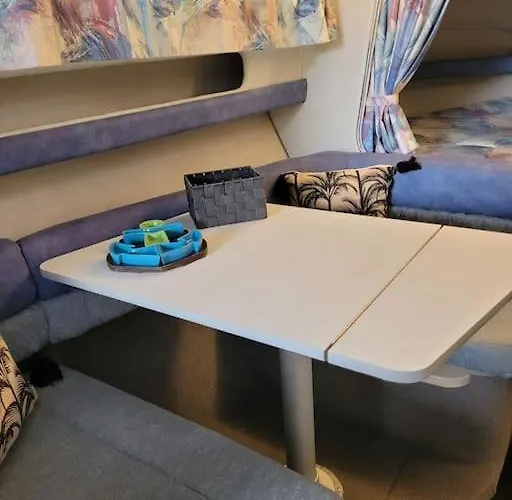 Bateau Sur Terre Pres Du Bassin Ботель *