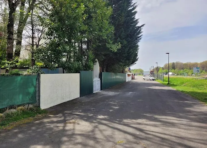 Bateau Sur Terre Pres Du Bassin Capvern