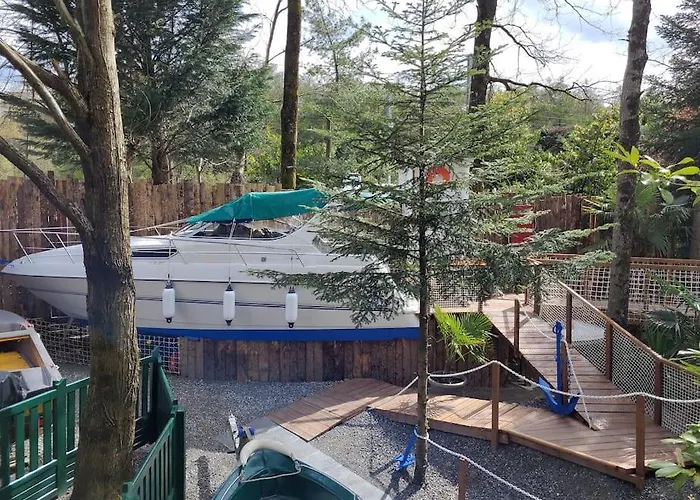 Bateau Sur Terre Pres Du Bassin Капверн