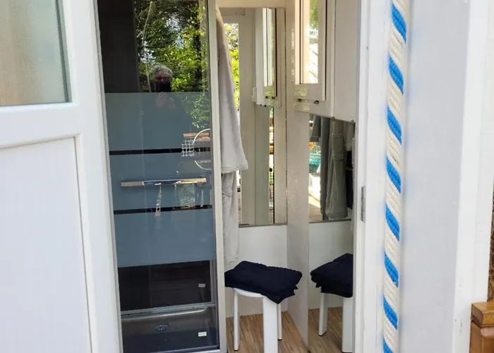 Bateau Sur Terre Pres Du Bassin * Capvern