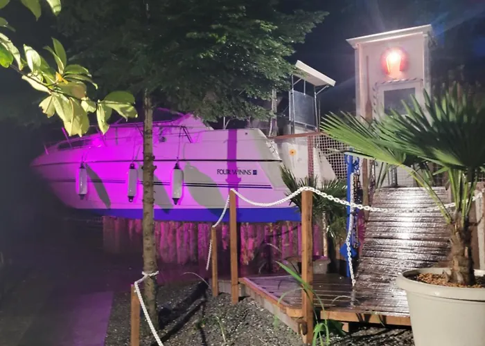 Bateau Sur Terre Pres Du Bassin