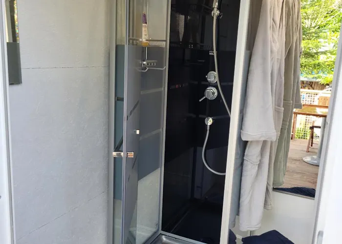 Bateau Sur Terre Pres Du Bassin *