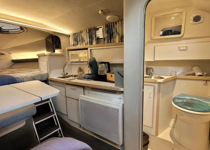 Botel Bateau Sur Terre Pres Du Bassin